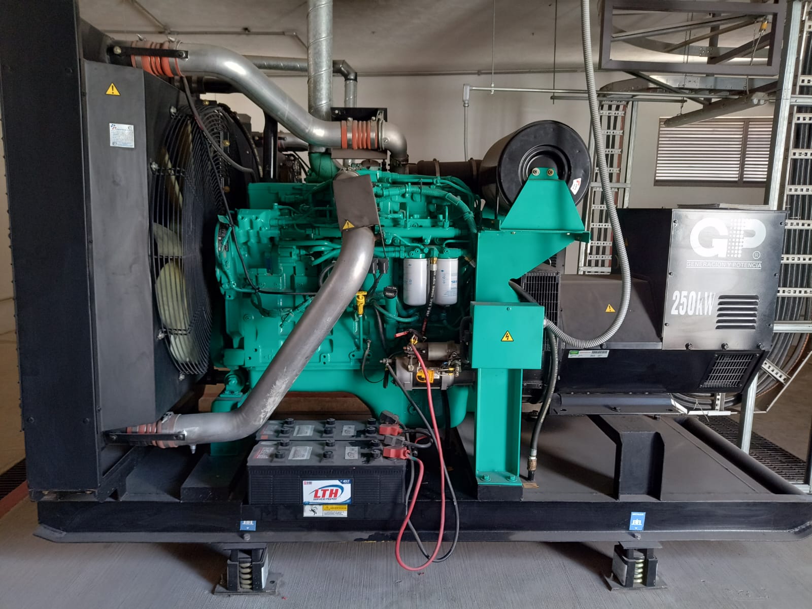 Motor Cummins 250KW con detalle de baterías