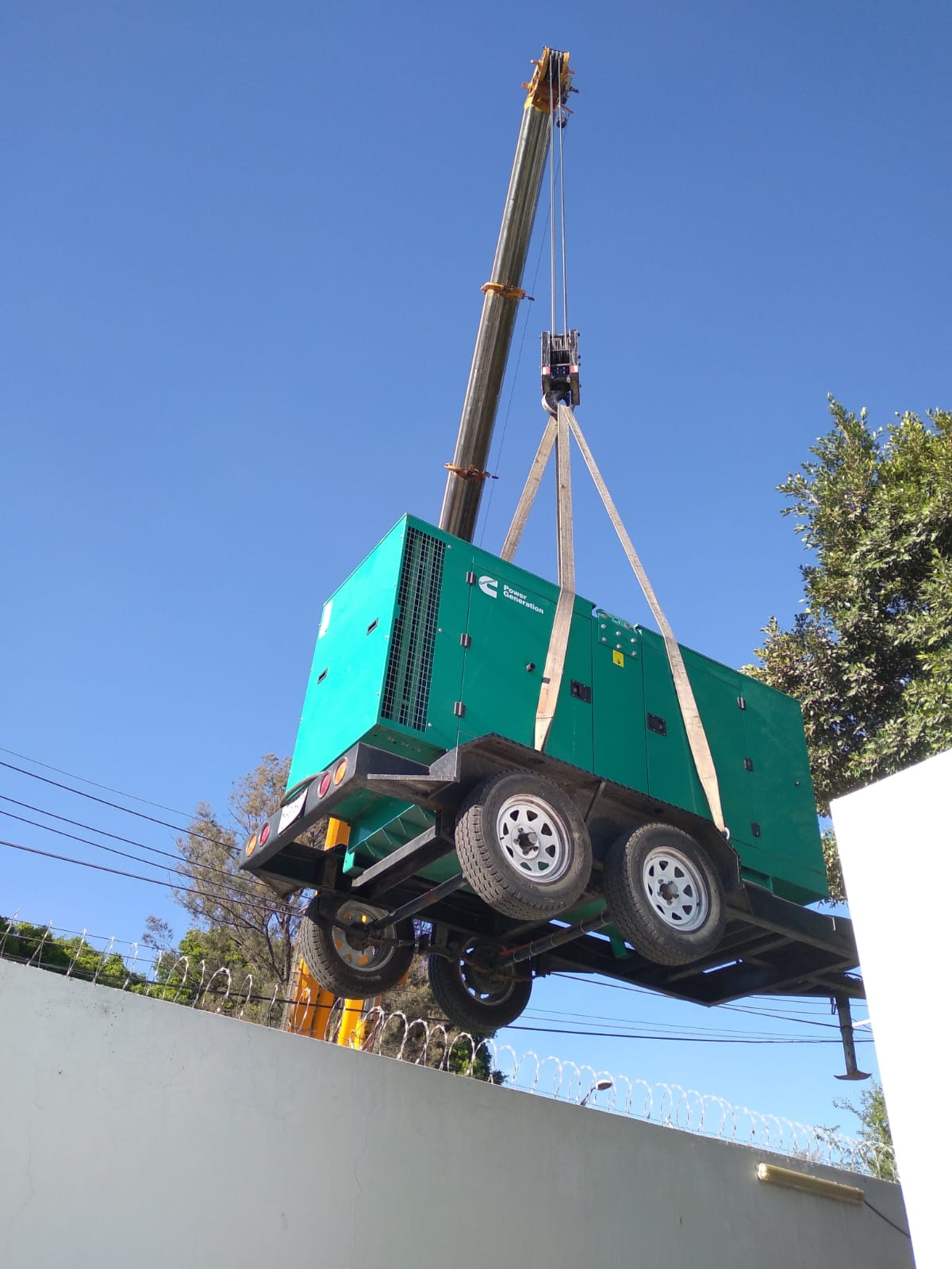 Izado de generador móvil con grúa